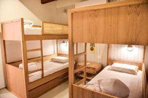 a bunk bed room with two beds in it at Casa João de Barro - Praia de Guaecá in Barequeçaba