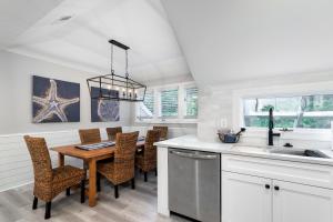 Η κουζίνα ή μικρή κουζίνα στο 1716 Shelter Cove