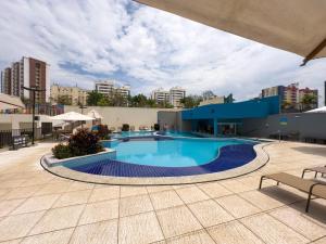 a swimming pool on the roof of a building at Atrium Thermas - OFICIAL in Caldas Novas