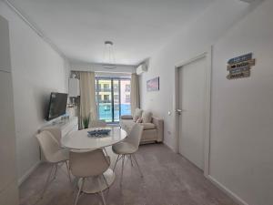 Μια τηλεόραση ή/και κέντρο ψυχαγωγίας στο Wave SeaView Apartment