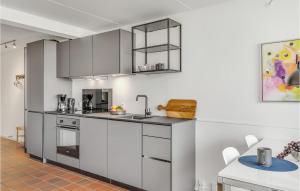 Kuchyň nebo kuchyňský kout v ubytování Lejl, 207 St,