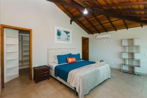 a bedroom with a bed and a wooden ceiling at Casa de Praia c/ Piscina e Área Gourmet | AGV 1 in Fazendinha +66 photos