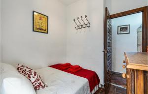 Postel nebo postele na pokoji v ubytování Cozy Home In Frigiliana
