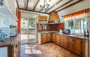 Kuchyň nebo kuchyňský kout v ubytování Cozy Home In Frigiliana