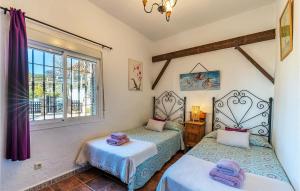 Postel nebo postele na pokoji v ubytování Cozy Home In Frigiliana