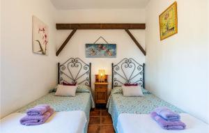 Postel nebo postele na pokoji v ubytování Cozy Home In Frigiliana
