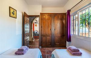 Postel nebo postele na pokoji v ubytování Cozy Home In Frigiliana