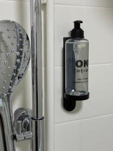 a soap dispenser on a wall next to a sink at Oktheway Caldas Centro in Caldas de Reis