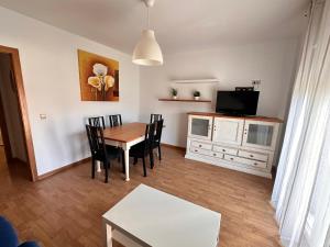 O bucătărie sau chicinetă la Apartamentos Arenal C en Portonovo +15 fotografii