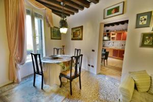 eine Küche und ein Esszimmer mit einem Tisch und Stühlen in der Unterkunft Ve.N.I.Ce. Cera Casa Del Sol in Venedig