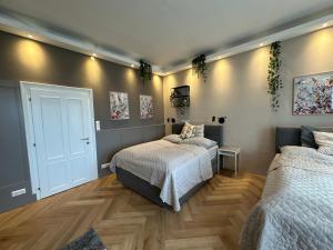 Łóżko lub łóżka w pokoju w obiekcie Book-A-Room Salzburg Apartment 33