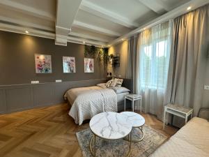 Pokój z dwoma łóżkami i stołem w obiekcie Book-A-Room Salzburg Apartment 33 w mieście Salzburg