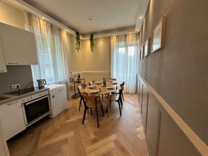 Kuchnia lub aneks kuchenny w obiekcie Book-A-Room Salzburg Apartment 33