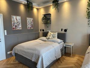 Łóżko lub łóżka w pokoju w obiekcie Book-A-Room Salzburg Apartment 33