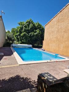 Πισίνα στο ή κοντά στο Villa arborée avec grande piscine
