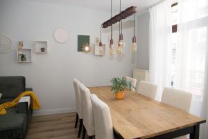 ブランケンベルヘにあるLila 23 appartement 1 Arnoudの木製のテーブルと椅子のあるダイニングルーム