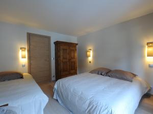 a bedroom with two beds and two lights on the wall at Charmant T4 rénové proche pistes, parking, Wifi - FR-1-575-33 in Courchevel