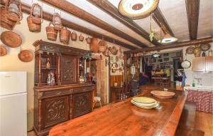 The lounge or bar area at 3 Bedroom Nice Home In Ragusa