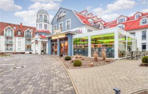 eine Straße mit Gebäuden und ein Gebäude mit einem Geschäft in der Unterkunft Baltischer Hof Apartment 30 in Boltenhagen