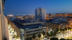 - une vue sur la ville la nuit dans l'établissement MiaLife, à Alicante