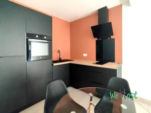 Kuchyň nebo kuchyňský kout v ubytování Le Frangipanier - Appartement tout confort + 10 fotografií
