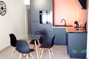 Kuchyň nebo kuchyňský kout v ubytování Le Frangipanier - Appartement tout confort