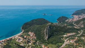 an aerial view of the coast of the ocean at Hotel AQUILO in Petrovac na Moru