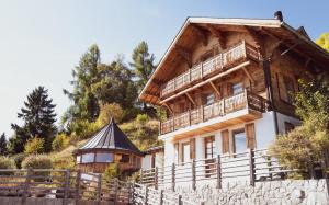 奥瓦伦纳茨Chalet 4 Saisons的大型木屋 - 带凉亭