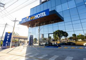 Budova, kde se hotel nachází + 27 fotografií