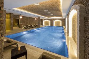 Bazén v ubytování Ramada by Wyndham Sakarya Hotel nebo v jeho okolí