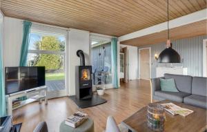 Μια τηλεόραση ή/και κέντρο ψυχαγωγίας στο Holiday Home Bredmaj