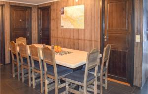 Un comedor con mesa y sillas de madera. en Pet Friendly Apartment In Hemsedal, en Hemsedal 9 fotos más