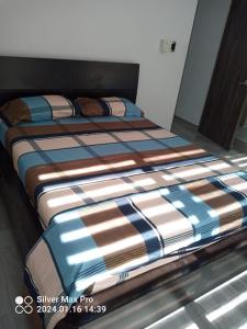 a pair of beds sitting in a room at Casa de descaso en Carmen de apicala in Carmen de Apicalá