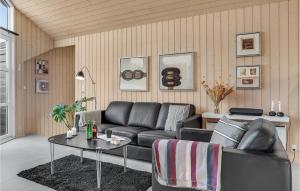 オテルプにあるBeautiful Home In Otterup With Wifiのソファとテーブルのあるリビングルーム