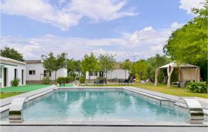 Bazén v ubytování Awesome Home In El Coronil With Wifi nebo v jeho okolí