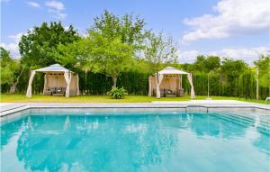 Bazén v ubytování Awesome Home In El Coronil With Wifi nebo v jeho okolí