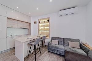 una cucina con un bar, un divano e un bancone di Apartman Alen a Vela Luka (Vallegrande)