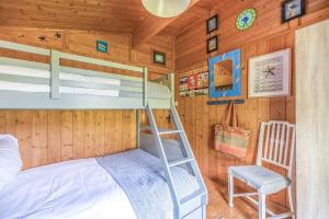 - une chambre avec des lits superposés dans une cabine dans l'établissement Scandinavian Style Lodge in Rock, à Wadebridge