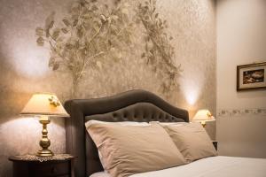 เตียงในห้องที่ Dolci Mura Luxury Rooms