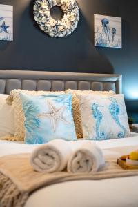 Stylish 1-Bedroom Apartment near Beach - Brighton في برايتون أند هوف: غرفة نوم بها سرير مع مناشف عليه