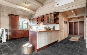 una grande cucina con armadi in legno e piano di lavoro di 4 Bedroom Stunning Home In Hemsedal a Hemsedal