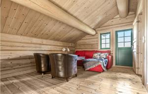 un soggiorno con un divano rosso e un tavolo di 4 Bedroom Stunning Home In Hemsedal a Hemsedal