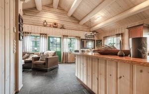 una cucina con bancone e soggiorno di 4 Bedroom Stunning Home In Hemsedal a Hemsedal
