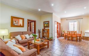 un soggiorno con un divano e un tavolo di Nice Home In Córdoba With Wifi a Ochavillo del Río