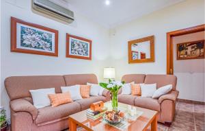 un soggiorno con due divani e un tavolo di Nice Home In Córdoba With Wifi a Ochavillo del Río