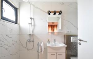Ένα μπάνιο στο Awesome Home In Split With Wifi