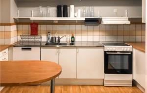 Η κουζίνα ή μικρή κουζίνα στο 4 Bedroom Awesome Apartment In Finspång