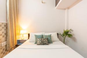 Postel nebo postele na pokoji v ubytování Homlee-Best value 1BHK-Ground Floor-Vaishali Metro