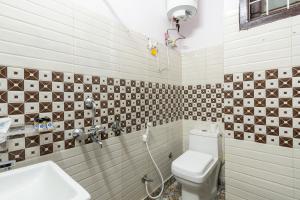 Koupelna v ubytování Homlee-Best value 1BHK-Ground Floor-Vaishali Metro