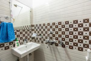 Koupelna v ubytování Homlee-Best value 1BHK-Ground Floor-Vaishali Metro